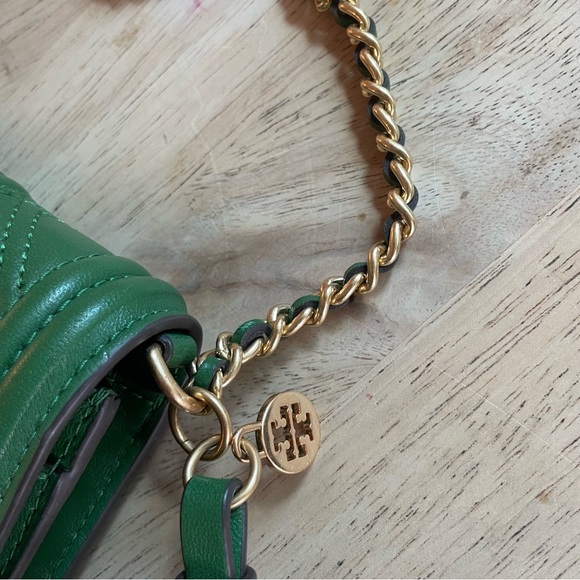 TORY BURCH Green Quilted Fleming Soft Leather Logo Crossbody! New Condition - Picture 4 of 10